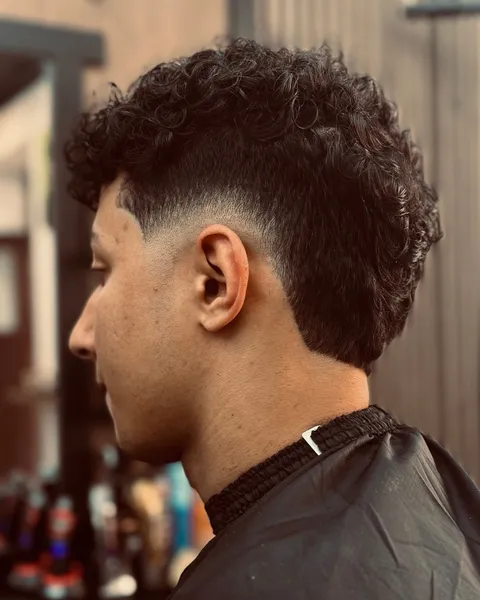Lockig mullet med fade, sedd från sidan