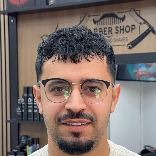 Nabil, barberare på Baily Barber, i salongen